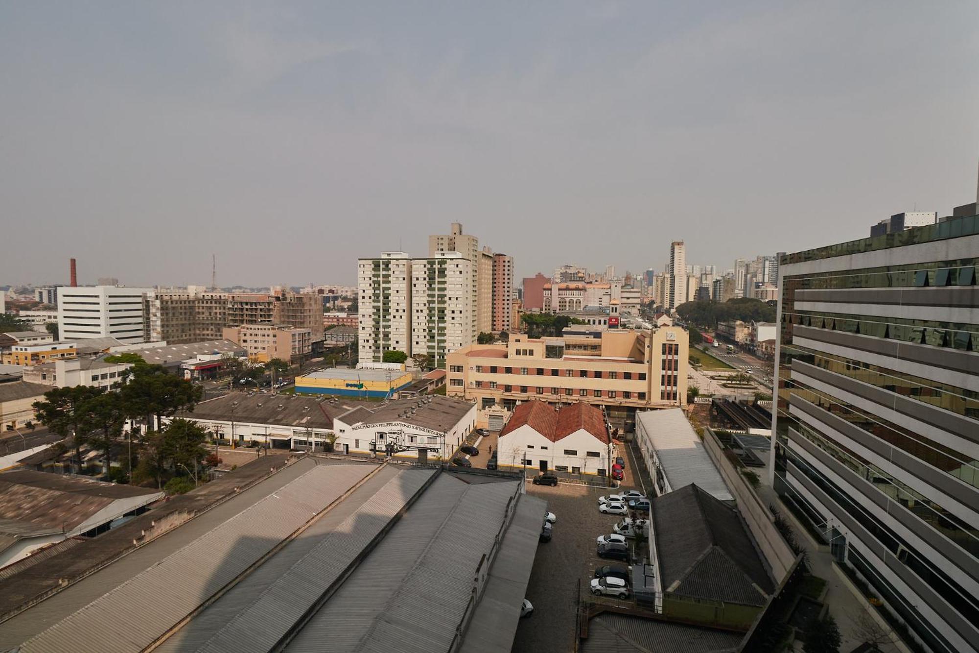 Estudio Aconchegante No Centro De Curitiba - Ar Condicio E Localizacao Perfeita! Bagian luar foto
